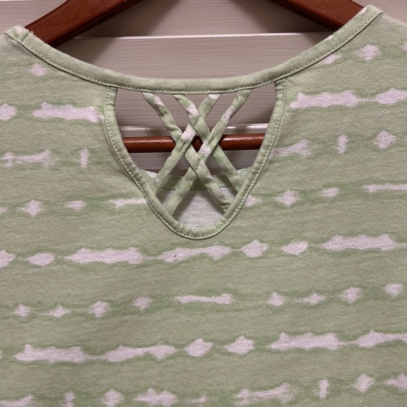 Old Navy Softest Tee Shirt in Tie-Dye Green - Picture 6 of 9